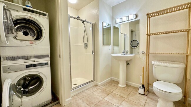 Building Photo - Stylish and Chic 2 Condo nestled in the Heart of Downtown!