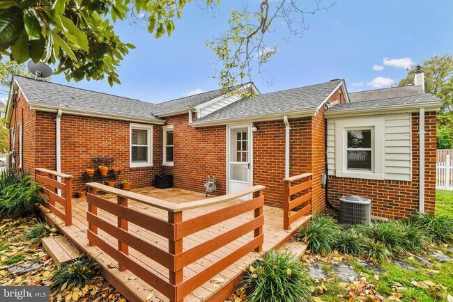 Building Photo - 214 E Monroe Ave