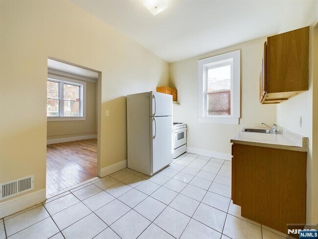 Building Photo - 413-15 Dodd St