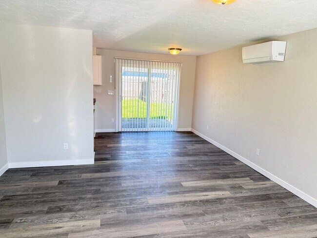 Building Photo - New 2 bed 1 1/2 bath duplex in Springfield!