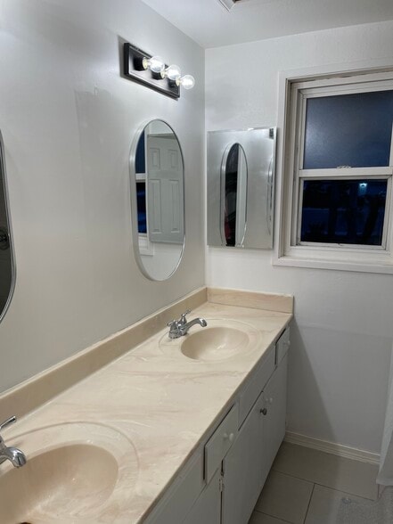 Building Photo - 2975 Governor Dr