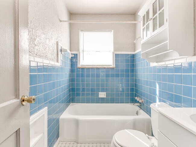 Building Photo - 302 Russell Dr