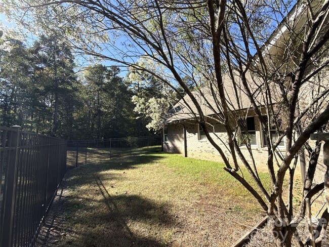 Building Photo - 13931 Thompson Rd