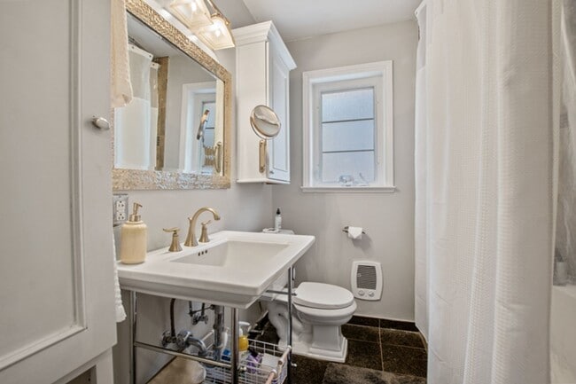 Building Photo - Old Southwest 2 bed / 1 bath / 1 car garage REMODELED & Move In Ready