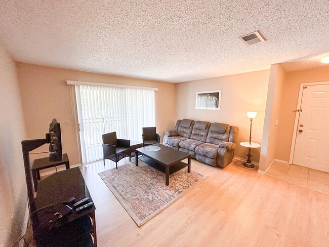 Building Photo - Pet friendly! Windsor Park #1226