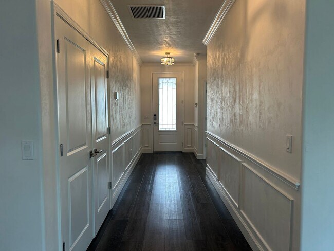 Building Photo - Immaculate 3/2 with Yard, Garage, and Pet ...