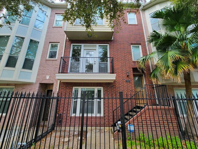 Building Photo - Beautiful Home with a Smart, Functional Floor Plan!