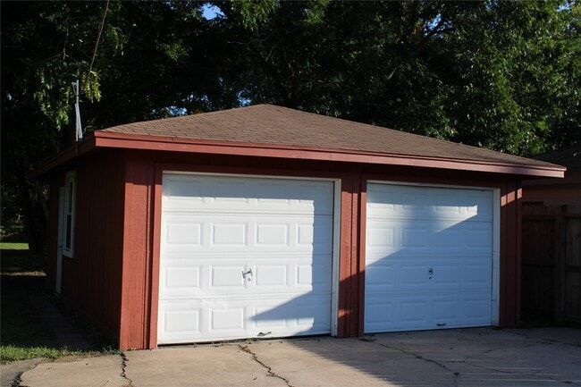 Building Photo - 121 Mary Ln