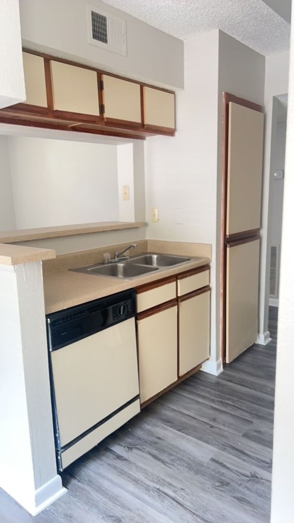 Building Photo - Come see this 1 bedroom, 1 bath condo for rent in Central Tampa!