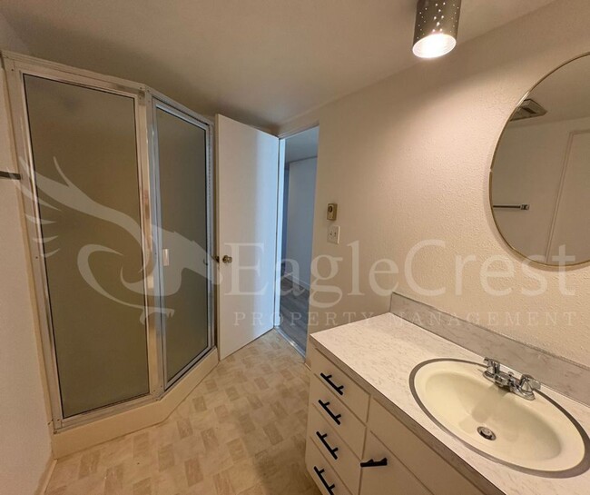 Building Photo - Three Bedroom, Two Bathroom House plus bon...