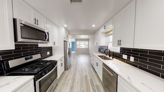 Building Photo - Newly Renovated House!!