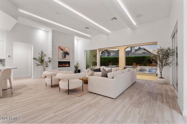 Building Photo - 5543 E Beryl Ave