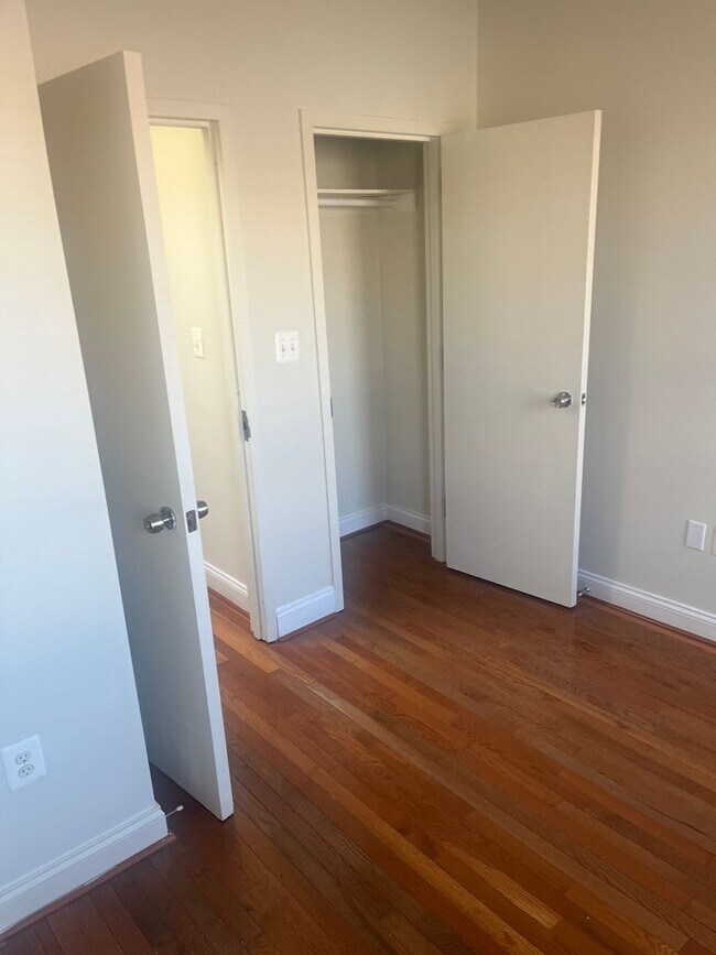 Building Photo - Commuter Friendly Beautiful Townhouse in Baltimore- Will go fast!