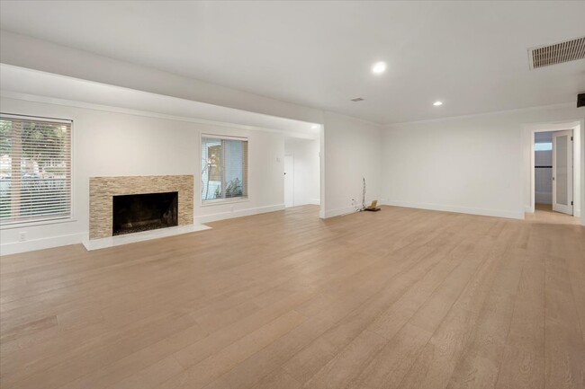 Living Room - 3207 Ellenda Ave