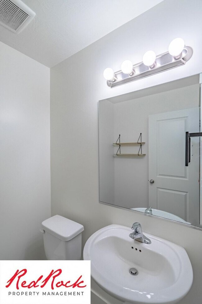 Building Photo - Move In Special - $500 Off First Months Re...