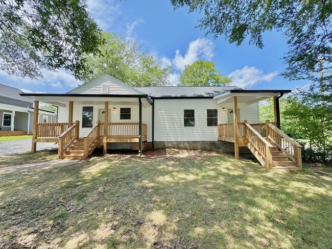 Building Photo - Your search ends here! Rent today!!