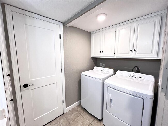 Building Photo - 26 Melinda Ln