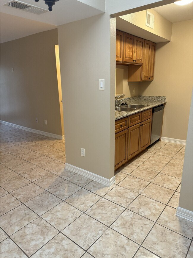 Building Photo - 712 Memorial Mews St