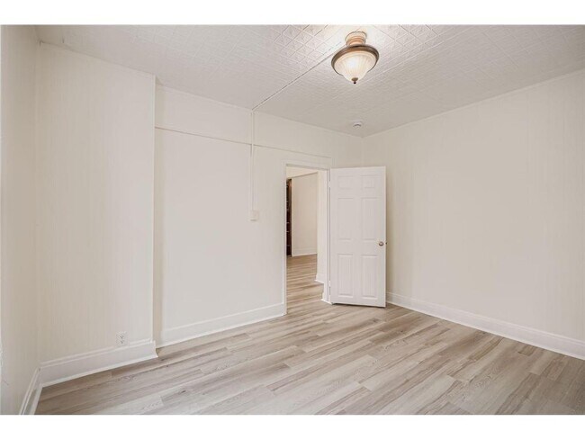 Building Photo - 84 Isabel St W