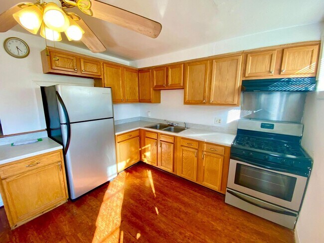 Building Photo - Charming 3 Bedroom/1 Bathroom Townhome in Yale Heights Home - Fenced Backyard!