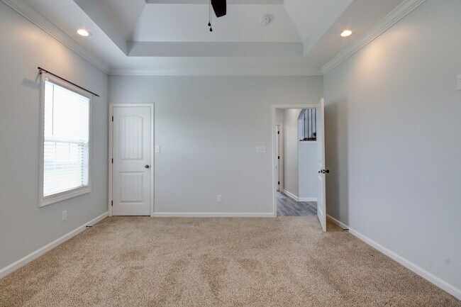 Building Photo - mega Huge wow. 4 bed 3 bath.