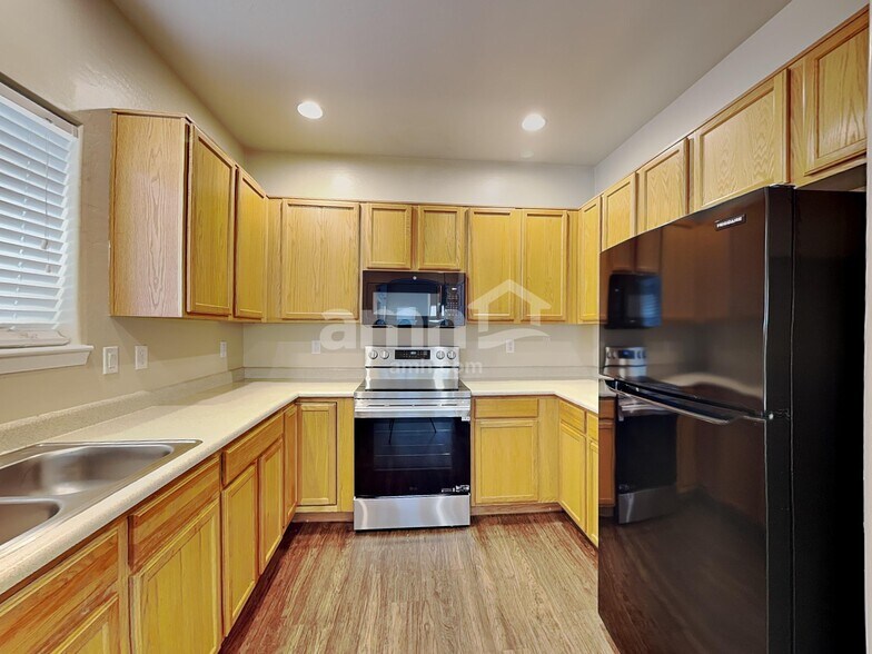 Building Photo - 6612 W Shaw Butte Dr