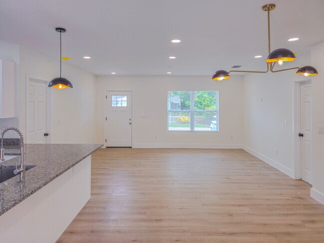 Building Photo - 701 W Plaza Pl