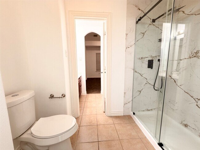 Building Photo - 2819 Lake Shore Harbour Dr