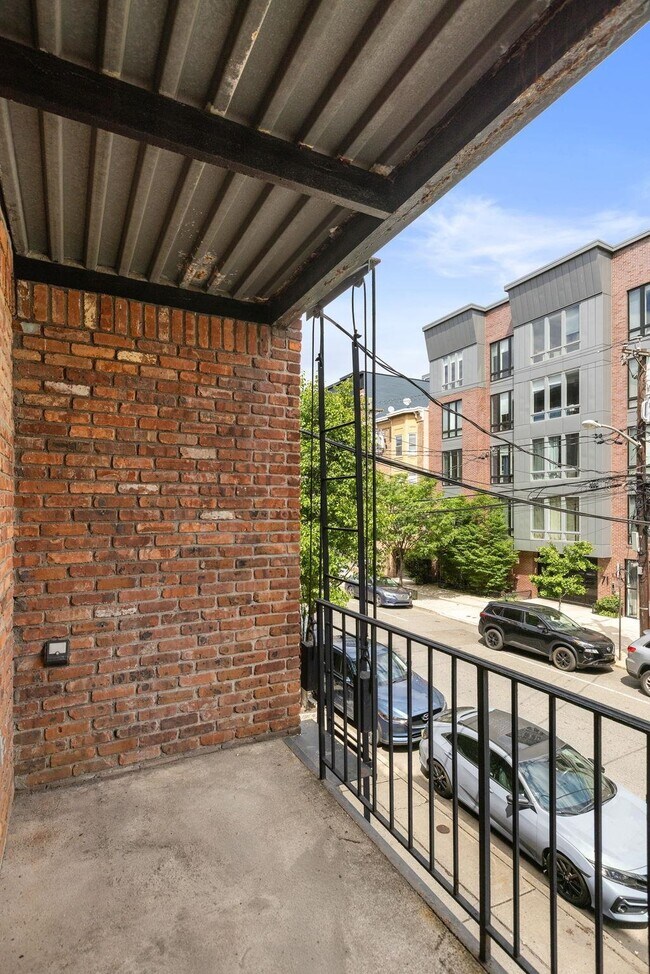 Building Photo - 66 Monroe St