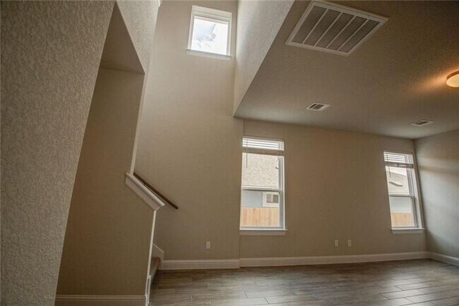 Building Photo - 344 Gaida Loop, Georgetown, Texas 78628