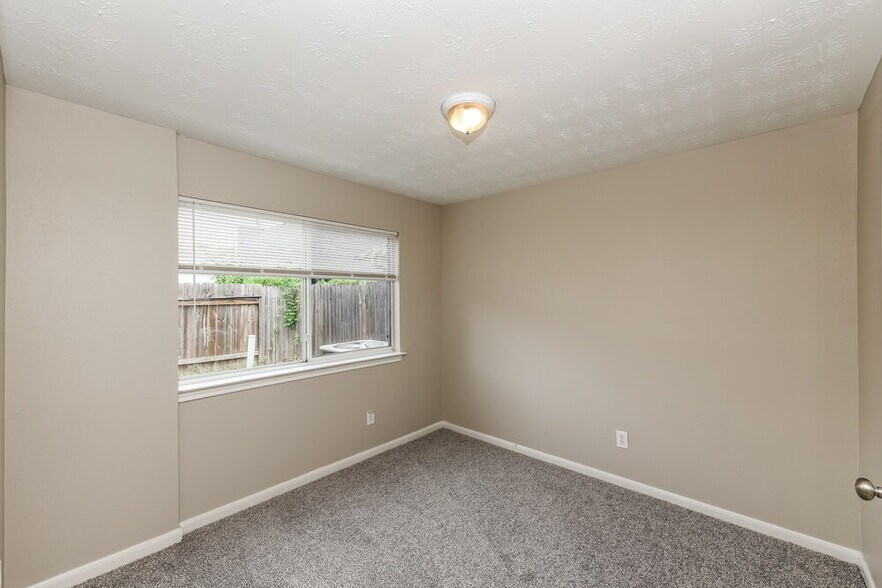 Building Photo - 814 Forest Ivy Ln