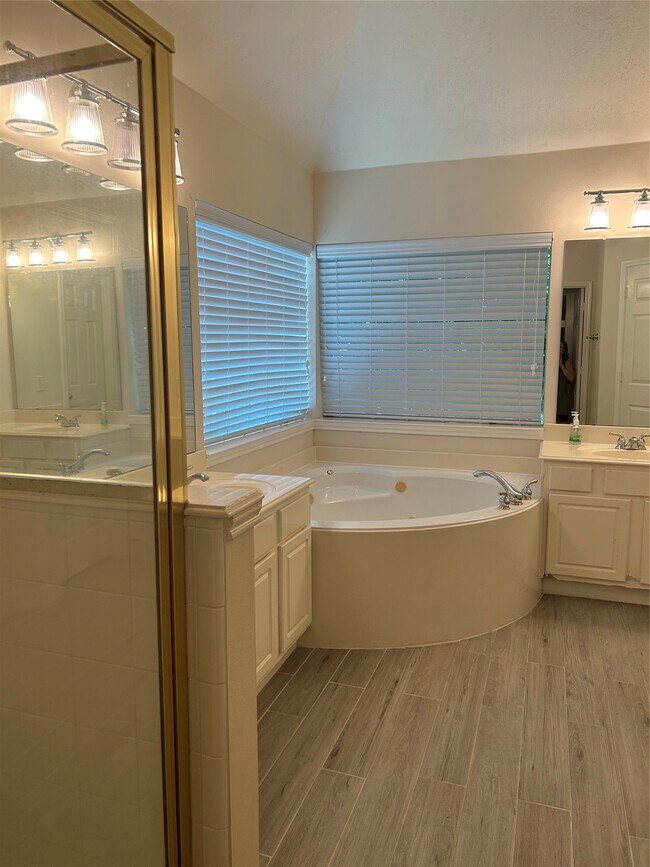 Building Photo - 18419 Autumn Park Dr