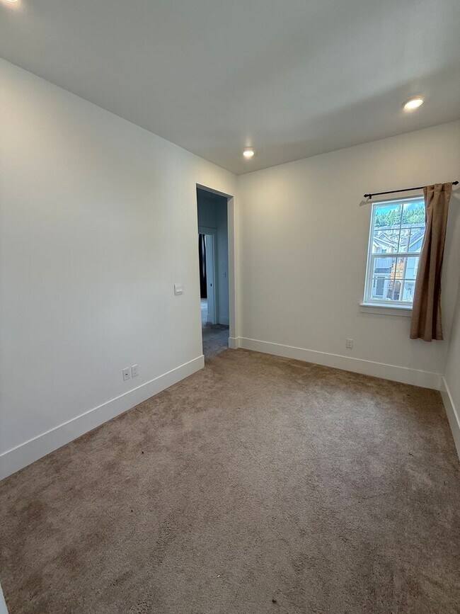 Building Photo - 17820 SW Maiden Ct