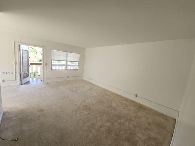 Building Photo - 564 Mansfield M