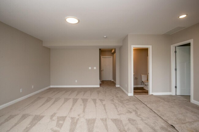 Building Photo - 685 Shaker Dr