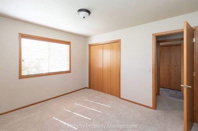 Building Photo - Clean & well kept, 3 bedroom, 2 bath!