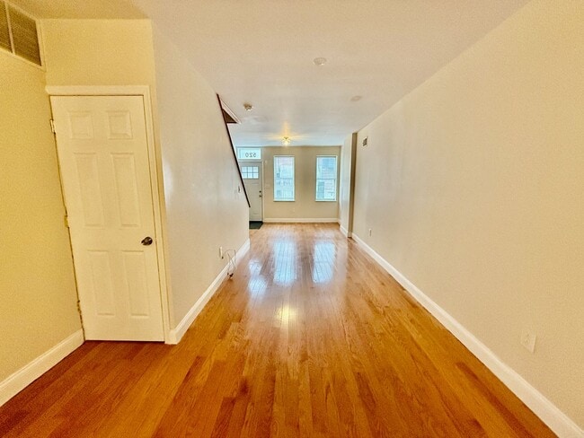 Building Photo - SPACIOUS 3BR/1BA HOUSE w/ Central AC-HARDW...