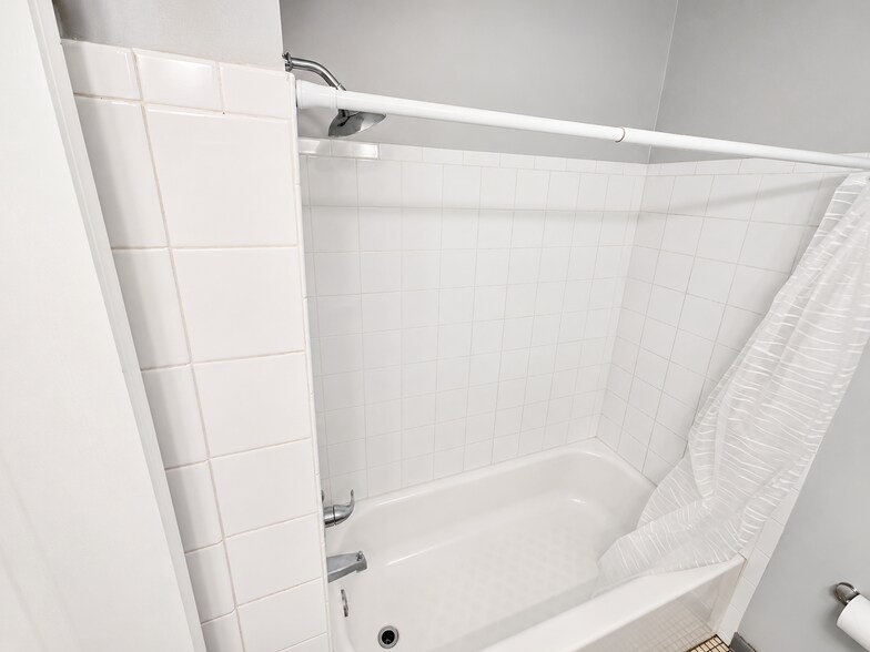 Bath/Shower - 2018 Merrill Ave