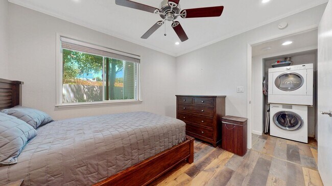 Building Photo - Charming 2-bedroom in Redwood Shores - $3,995/mo
