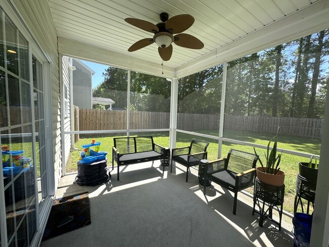 Building Photo - Beautiful home! Minutes to Surf City!