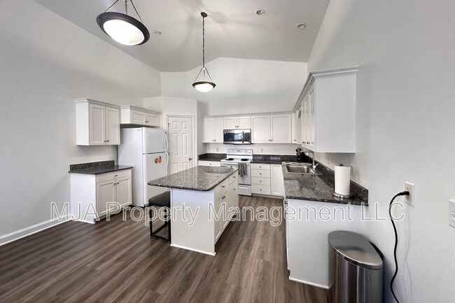 Building Photo - 4207 Pilgrim Cir W