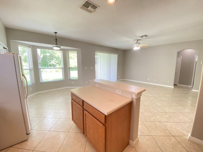 Building Photo - Spacious 4/3 Single Family Home!!