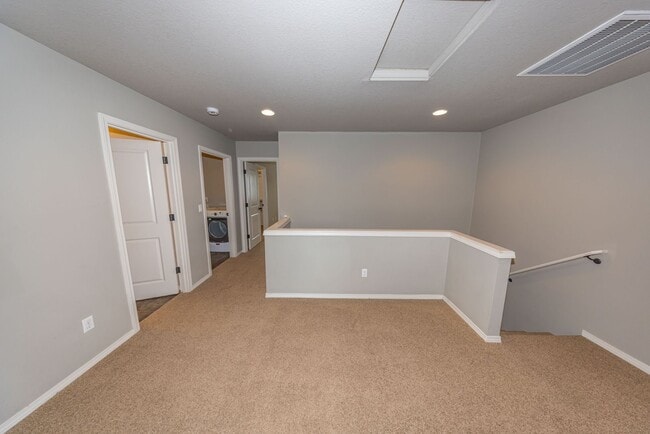 Building Photo - Three bedr townhouse in Orchards - Central AC
