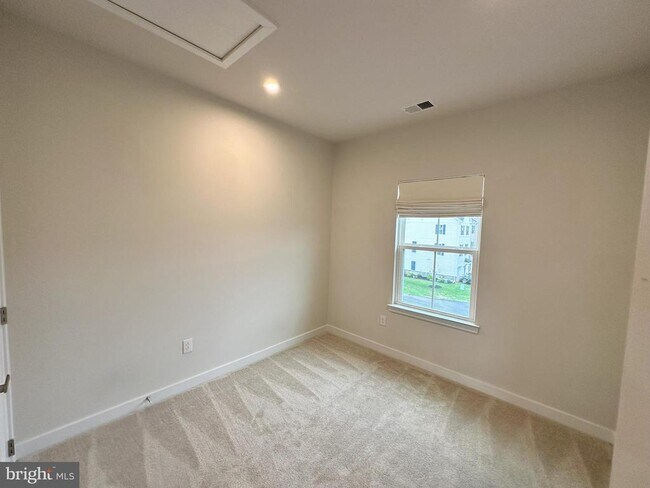 Building Photo - 463 Paperbark Sq
