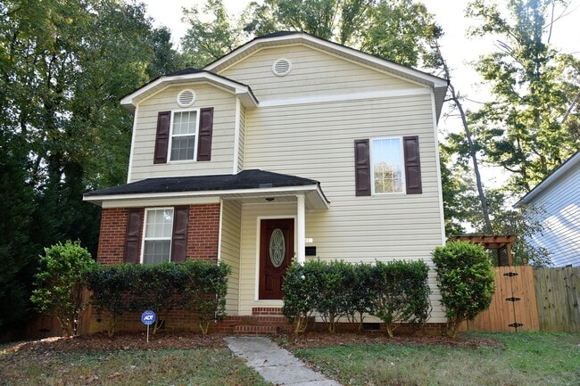 Primary Photo - Cozy 4 bedroom home on Hickory Nut!