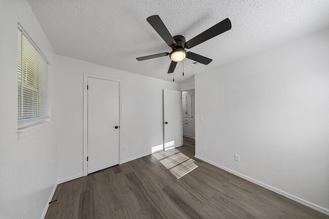 Building Photo - 3232 Parker Dr