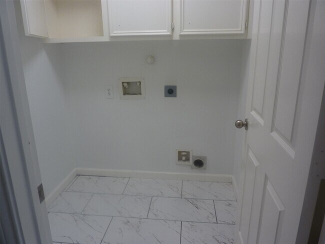 Building Photo - 919 Spring Source Pl