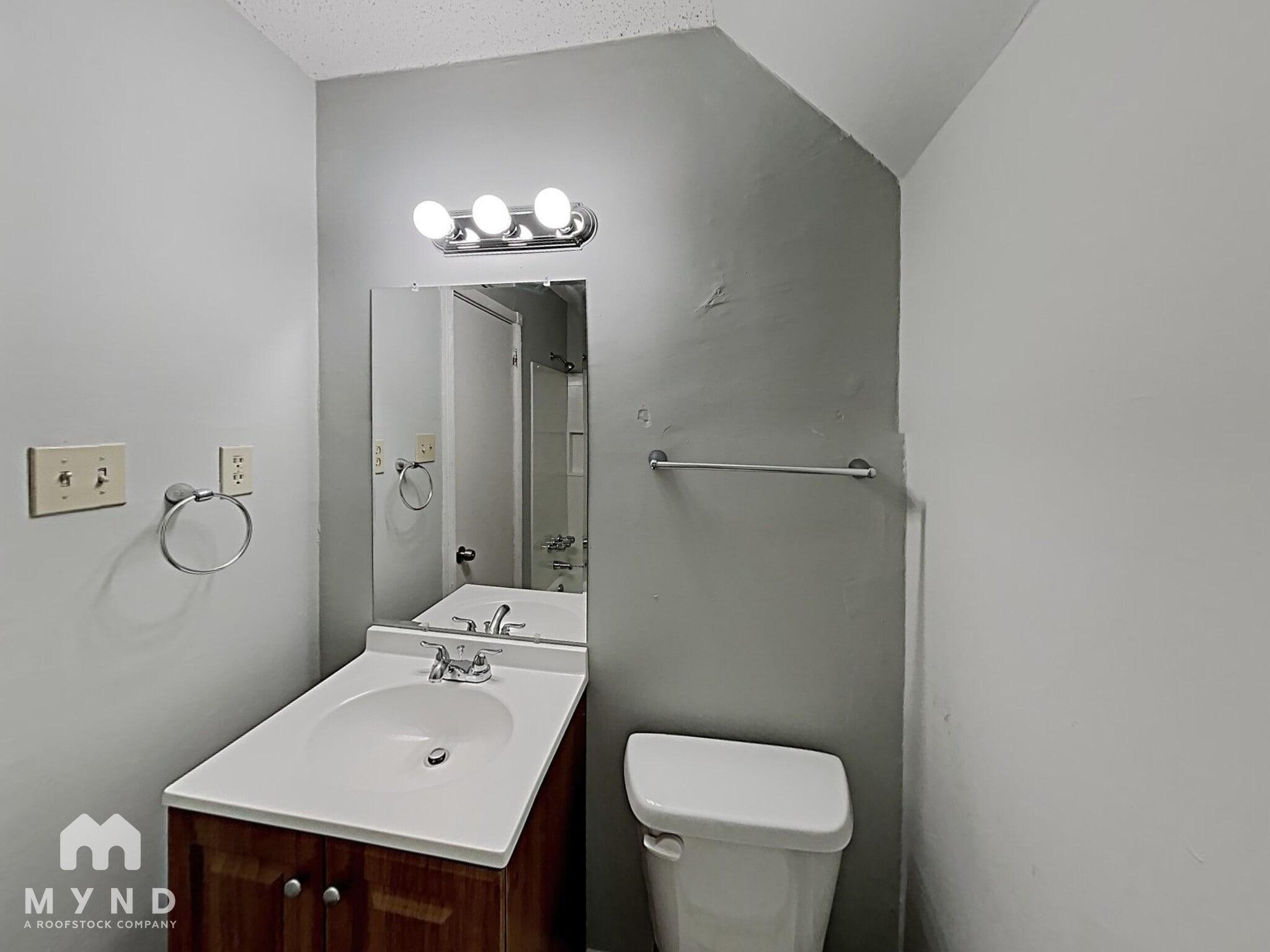 Building Photo - 3056 Darrow St