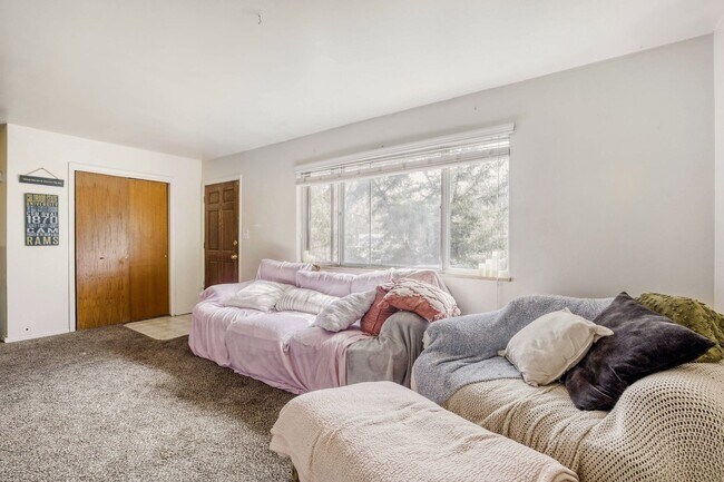 Building Photo - Spacious Cul-de-Sac Home Near CSU