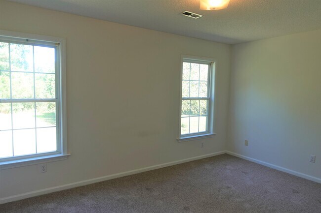 Building Photo - 206 River Oaks Cir